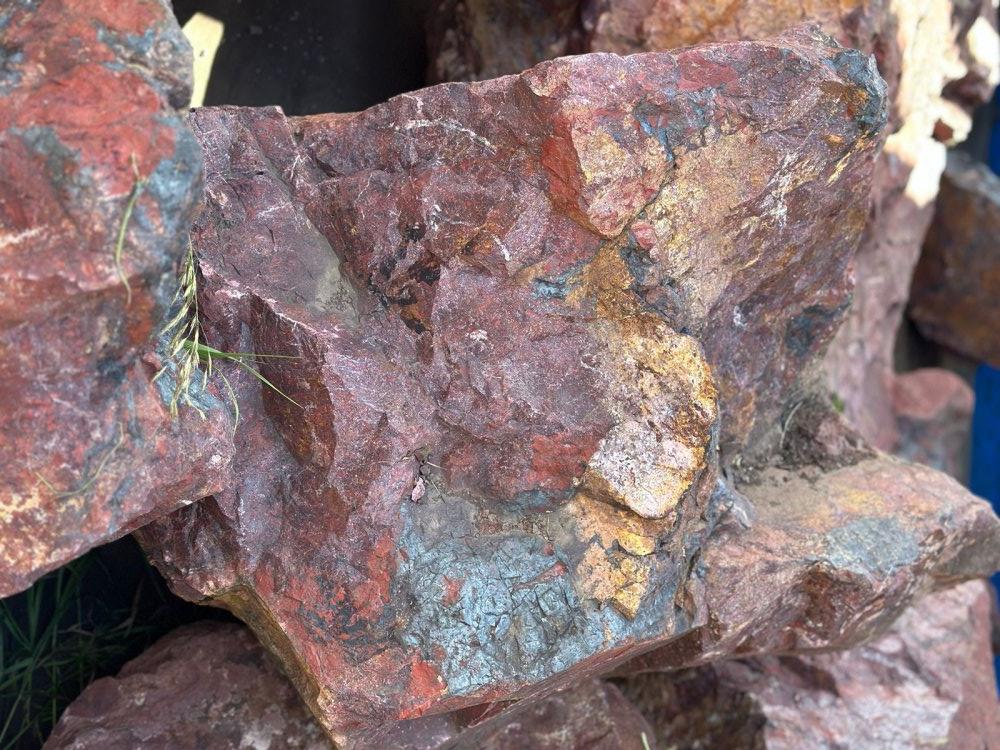 Камни для ландшафтного дизайна красно-фиолетовые 10-60 килограмм купить в Нижневартовске