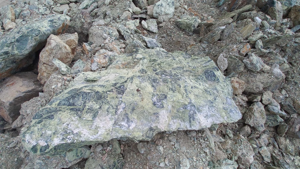 Купить змеевик ландшафтные валуны