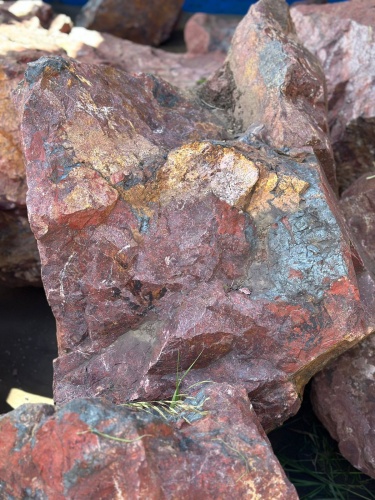 Камни для ландшафтного дизайна красно-фиолетовые 10-60 килограмм купить в Нижневартовске