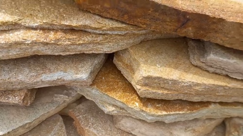 Плитняк златолит жёлтый золотистый для отмостки купить в Нижневартовске