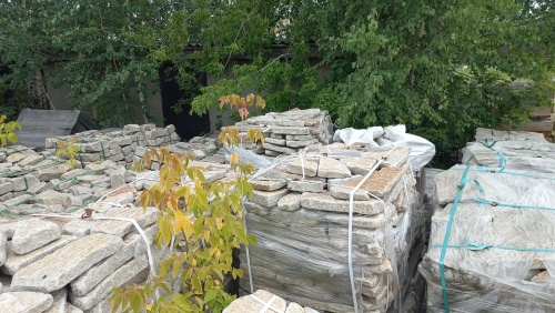 Плитняк галтованный гранитный для ландшафтного дизайна купить в Нижневартовске