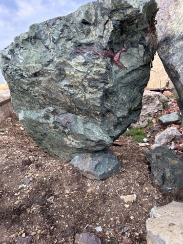 Гигантские зелёные валуны для ландшафтного дизайна весом более 5 тонн купить в Нижневартовске