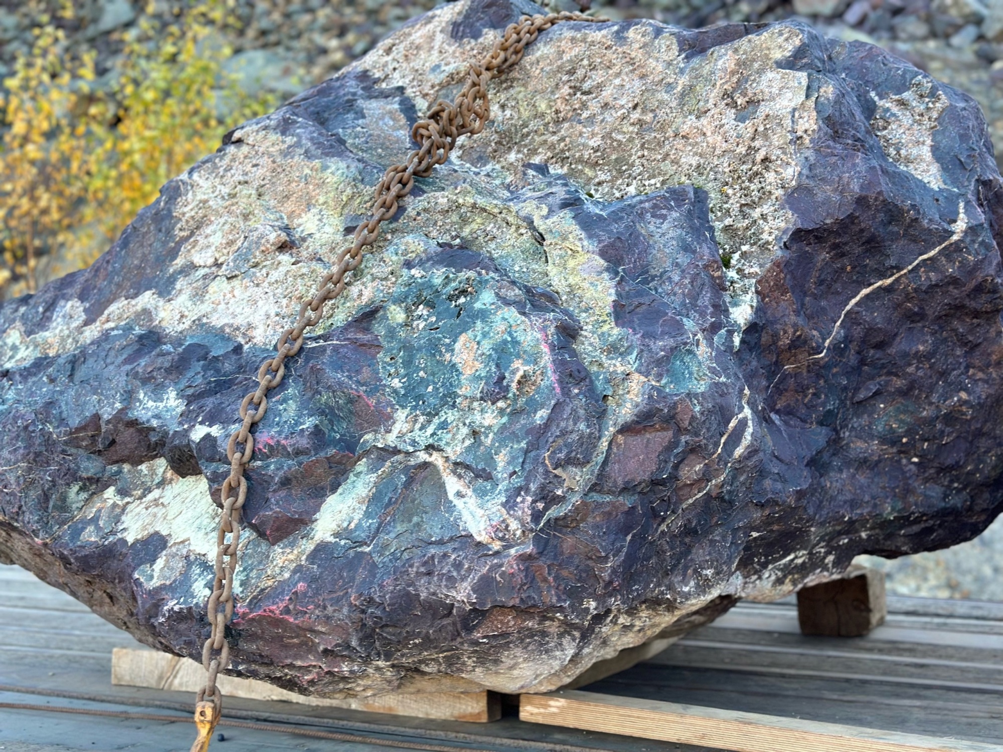 Огромные красно-фиолетовые валуны для ландшафтного дизайна весом более 5 тонн купить в Нижневартовске