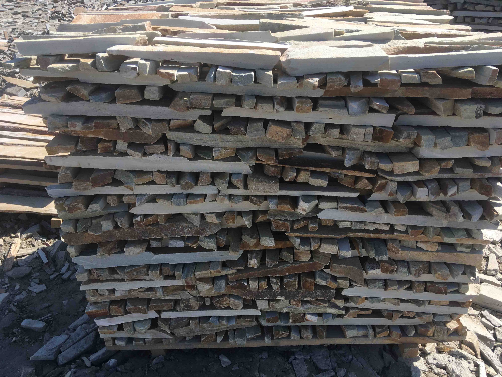 Горбушка златолит золотистый для облицовки купить в Нижневартовске