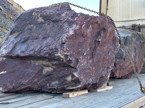 Огромные красно-фиолетовые валуны для ландшафтного дизайна весом более 5 тонн купить в Нижневартовске
