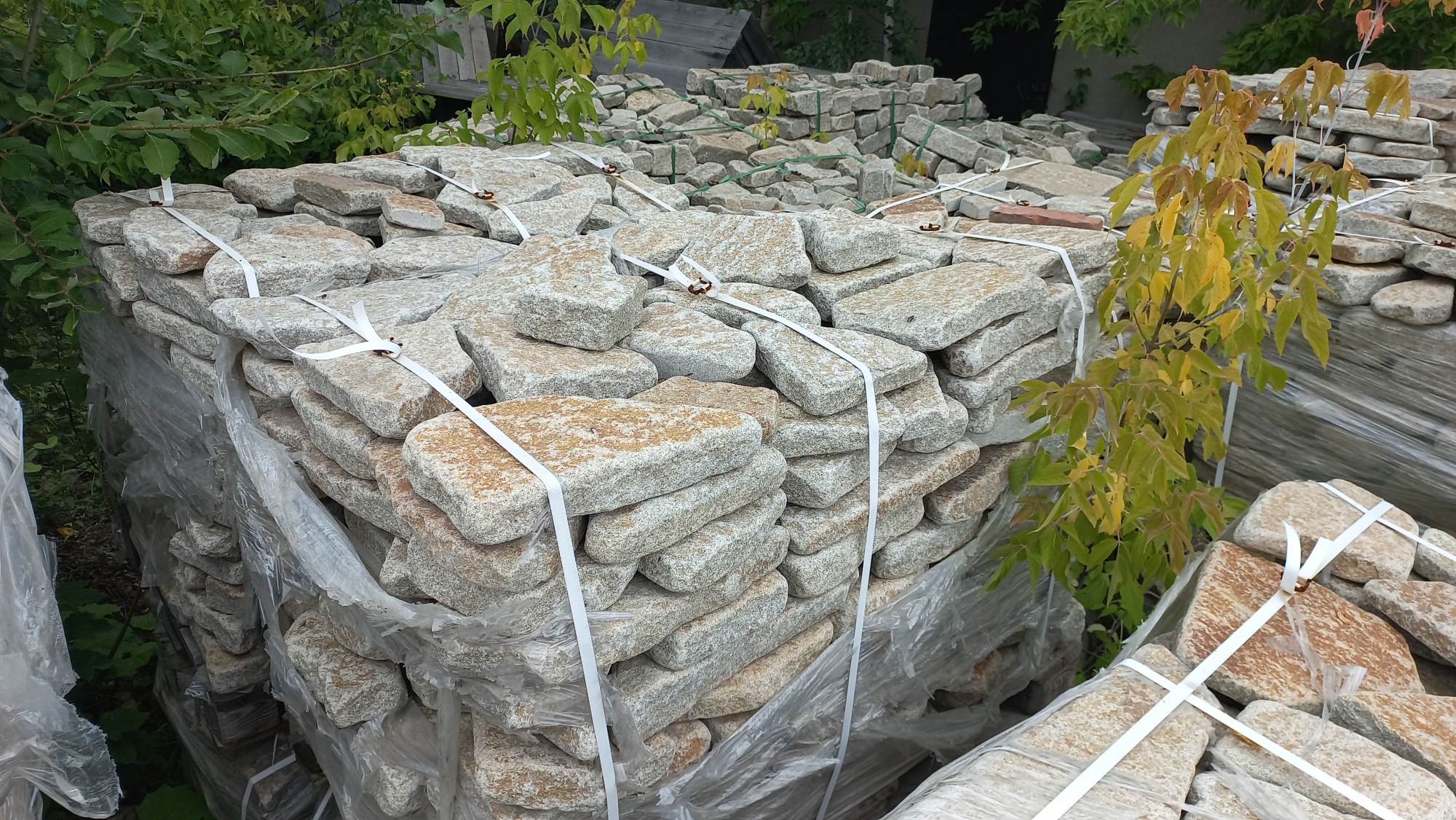 Плитняк галтованный гранитный для ландшафтного дизайна купить в Нижневартовске