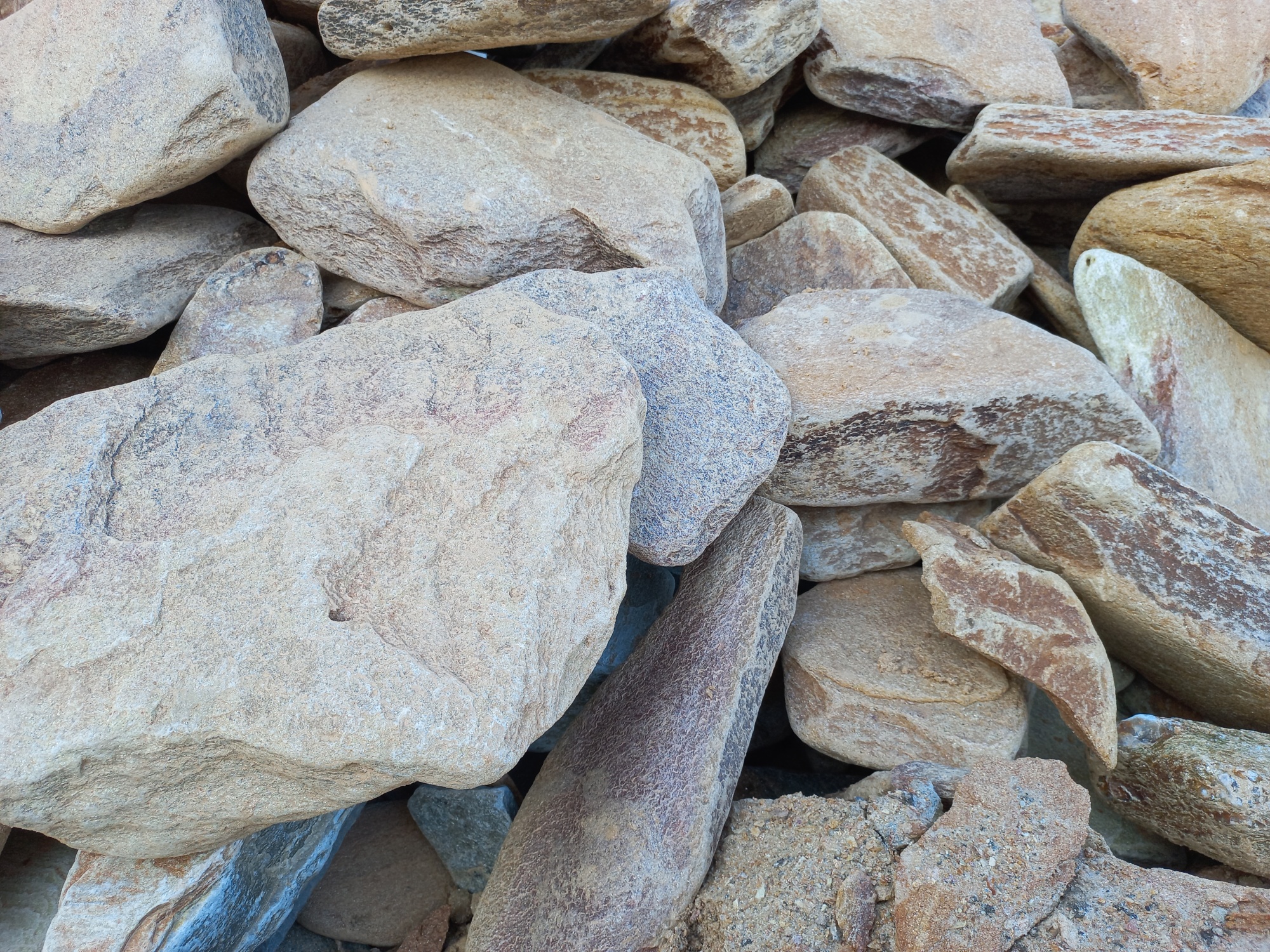 Златолит жёлтый, жёлто-зелёный глыбки и валуны для ланшафтного дизайна купить в Нижневартовске