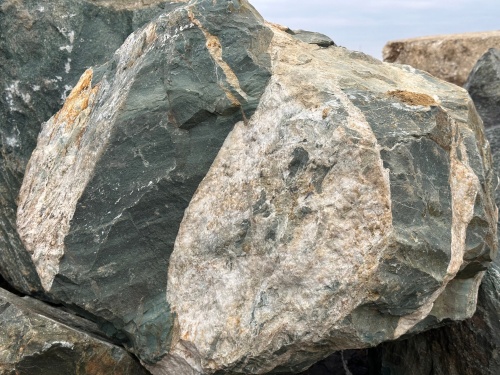 Гигантские зелёные валуны для ландшафтного дизайна весом более 5 тонн купить в Нижневартовске