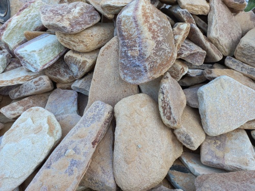 Златолит жёлтый, жёлто-зелёный глыбки и валуны для ланшафтного дизайна купить в Нижневартовске