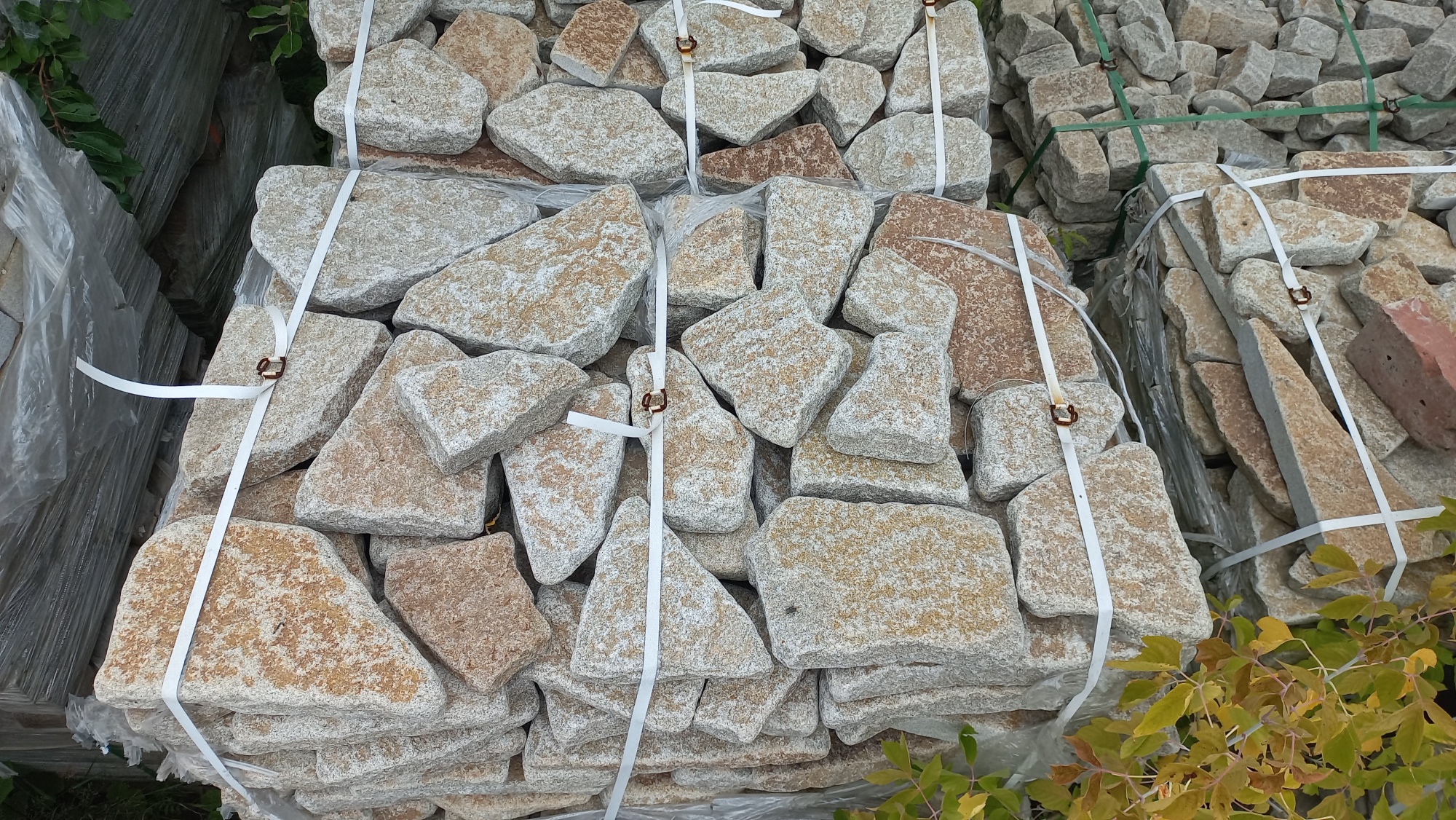 Плитняк галтованный гранитный для ландшафтного дизайна купить в Нижневартовске