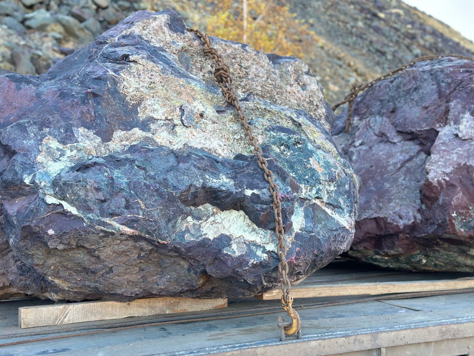 Огромные красно-фиолетовые валуны для ландшафтного дизайна весом более 5 тонн купить в Нижневартовске