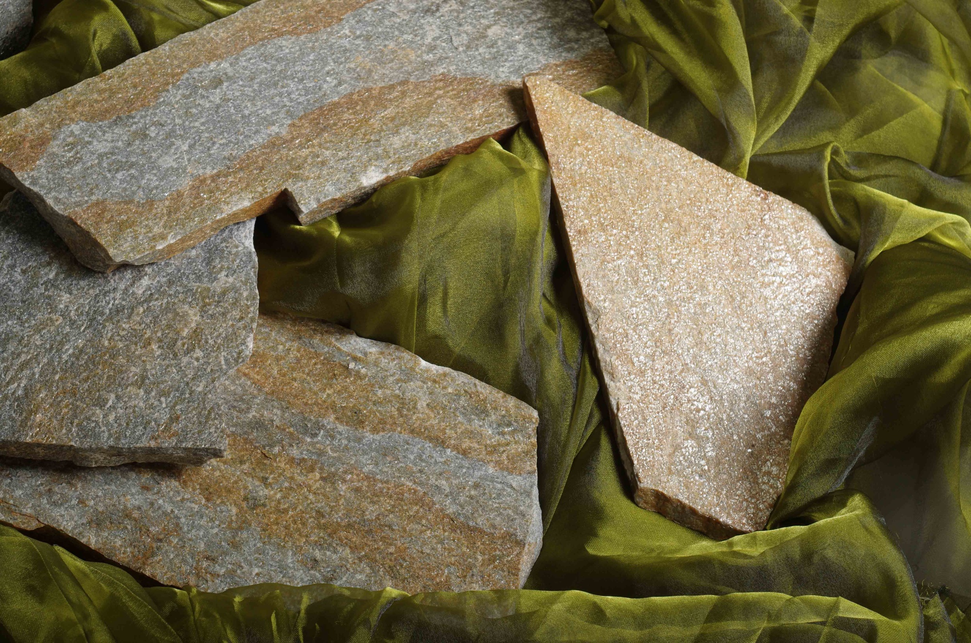 Плитняк златолит Уральский для цоколя, отмостки купить в Нижневартовске