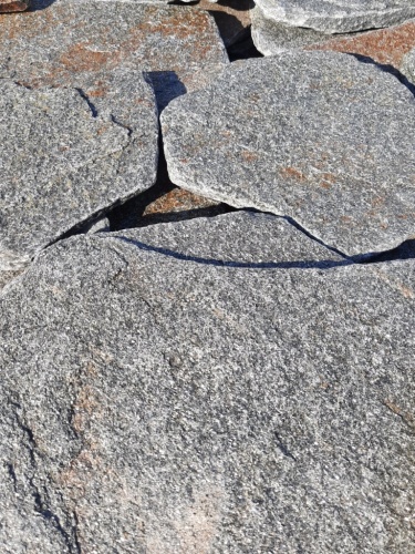 Златолит серебристый галтованный для лестниц купить в Нижневартовске